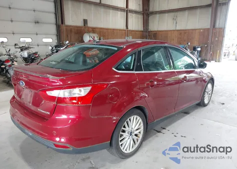 2014 Ford Focus Titanium z USA, uszkodzony, nr VIN 1FADP3J22EL308703